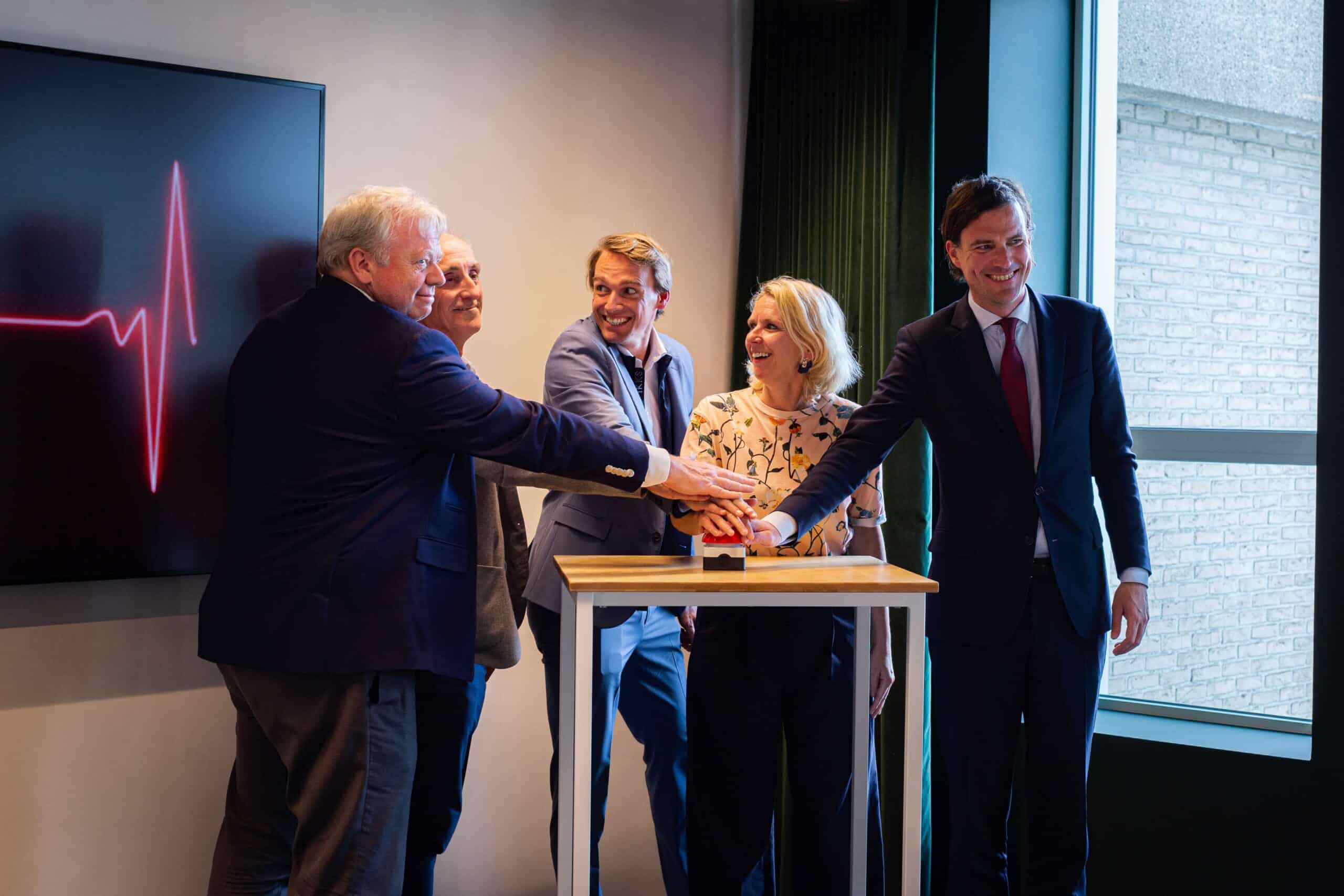 Burgemeester Mathias De Clercq, schepenen Sofie Bracke en CEO Alexandre Huyghe drukken op de knop